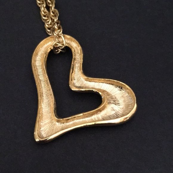 Large Heart Pendant on golden Chain - Picture 5 of 7